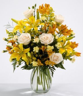 arreglo de lirios naranjas astromelias amarillas y rosas blancas