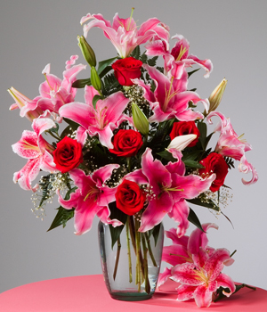 arreglo de lirios rosados y rosas en florero caracas