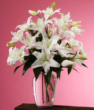 arreglo de lirios blancos en florero