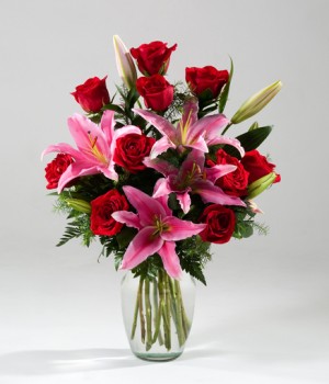 arreglo de rosas rojas y lirios rosados en florero caracas