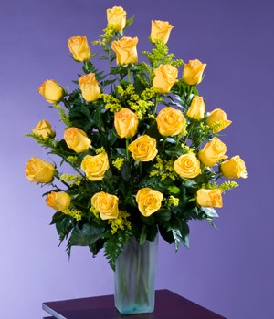 arreglo de 24 rosas amarillas en florero caracas