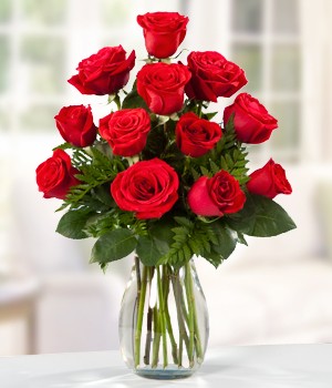 docena de rosas rojas en florero caracas